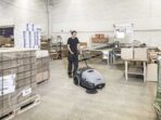 Nilfisk SW750 – Selbstfahrende Kehrmaschine mit Kehrgutbehälter 12V – 46Ah – Image 3